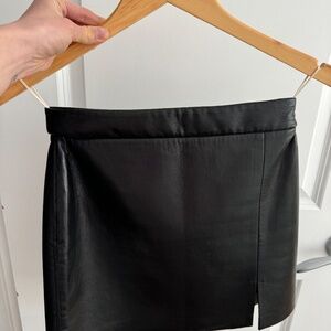 Aritzia Tempest Skirt - Size 0 / Black  Color - Never Worn!!!